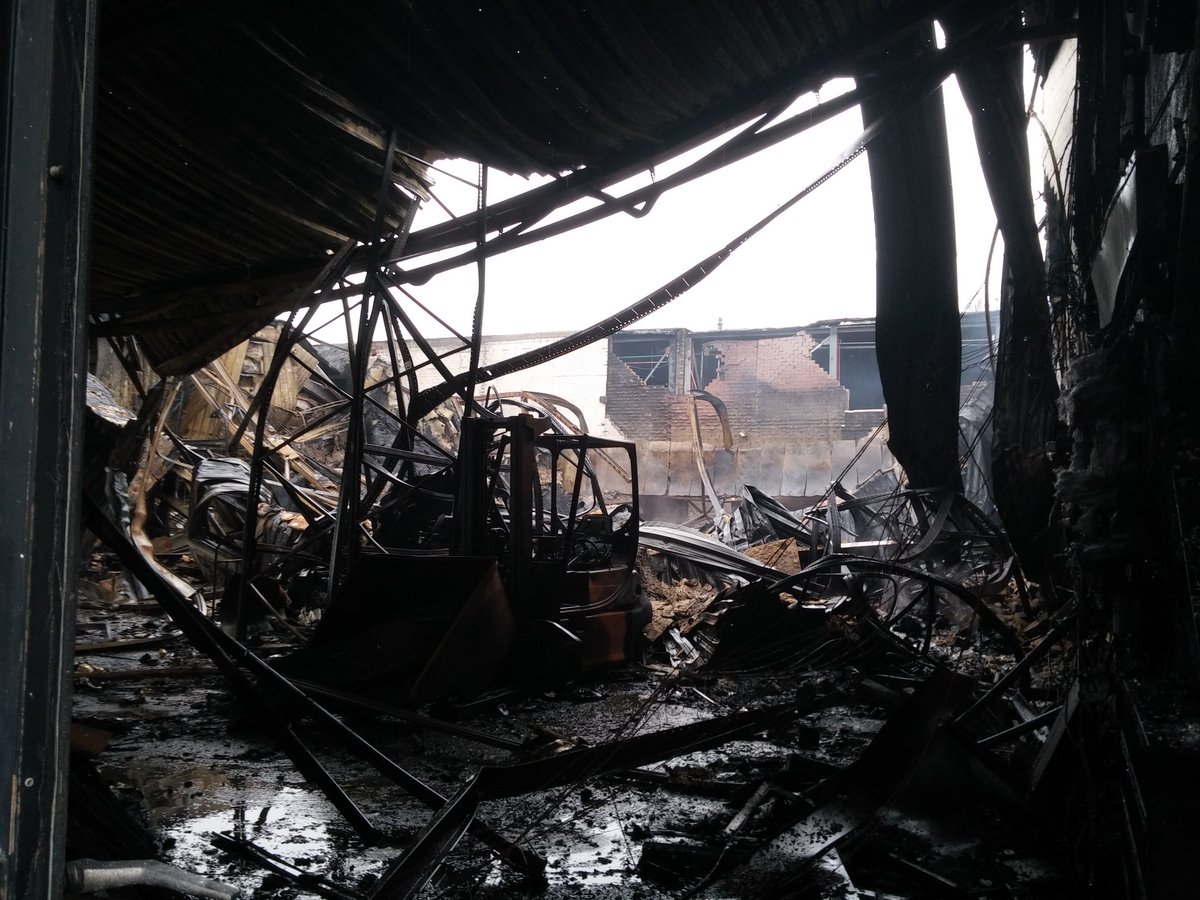 Hoefakker's tweet photo. Brand #2Switch Lochem sloeg over en verwoestte óók dit pand waar nieuw bedrijf vanaf 1 jan. zou starten. @OmroepGLD https://t.co/Wz5lggDX6x