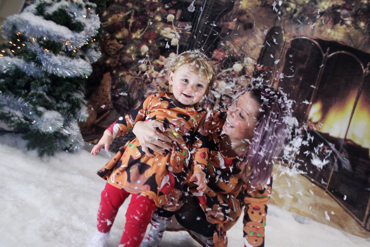 F_Flashman's tweet photo. Looking forward to #diving but sad to leave @photo_synergy after a great #christmas!
#work #snowglobe #photography https://t.co/DEIXsWuPVw