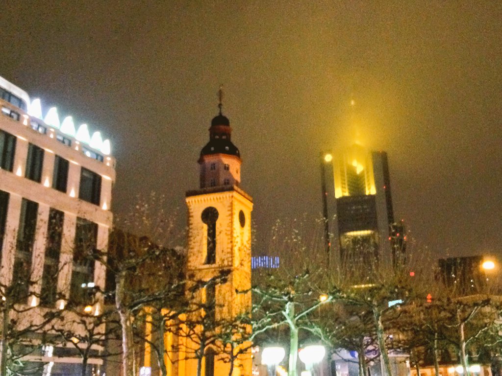 Der #CommerzbankTower im Nebel. #frankfurt #hauptwache  @commerzbank