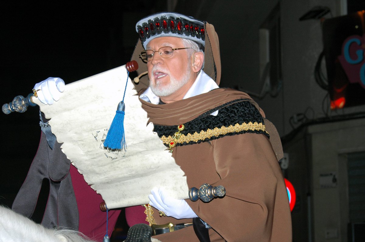 Hoy visita #Elda el Cartero Real. Saldrá a las 18h desde Plaza Castelar y visitará la Plaza Mayor y el Ayuntamiento