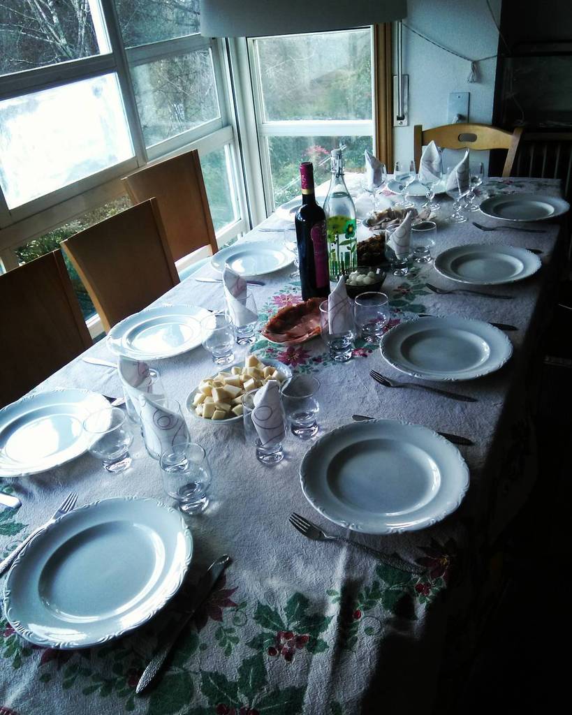 comandokatana's tweet photo. Venga que no decaiga !! Aquí seguimos de festín con la family !! #nosalgodeunapametermeenotra #comilona #enchenta #… https://t.co/Q1KxNAT08N