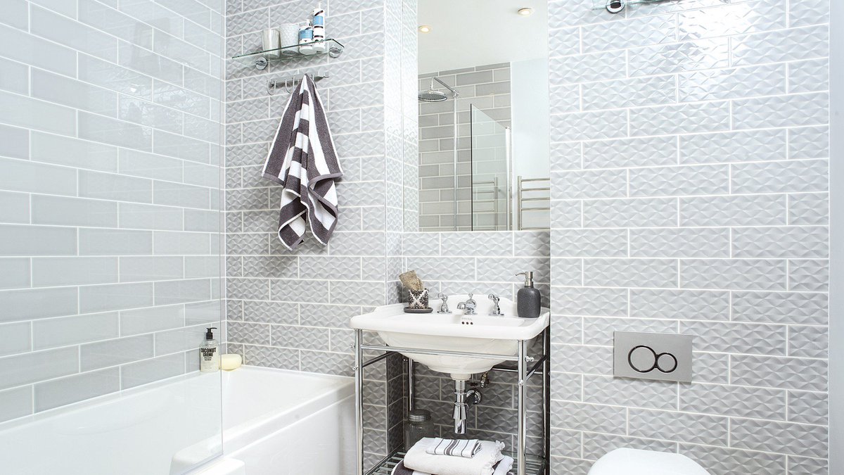 theROOMedit's tweet photo. Lusting after a new bathroom? Simple swapping out your tiles can make so much differnece https://t.co/Xh7b9cp7rh https://t.co/fdBvH2rncm