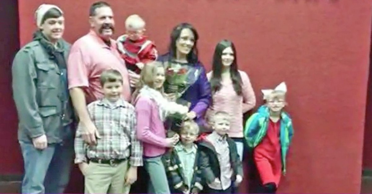 HuffPost's tweet photo. Tennessee couple adopts 7 siblings to keep them together https://t.co/5nggKfiLH9 https://t.co/CWN39vpjSX