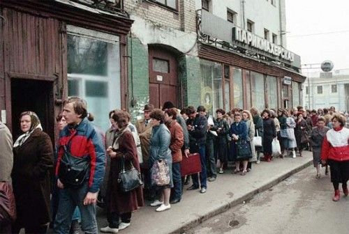 cvpayne's tweet photo. .@ringod01 @SherriWilkie @Bonfiredesigns @jjauthor but sooner or later free stuff runs out see photo USSR food line https://t.co/adQC9uasT5