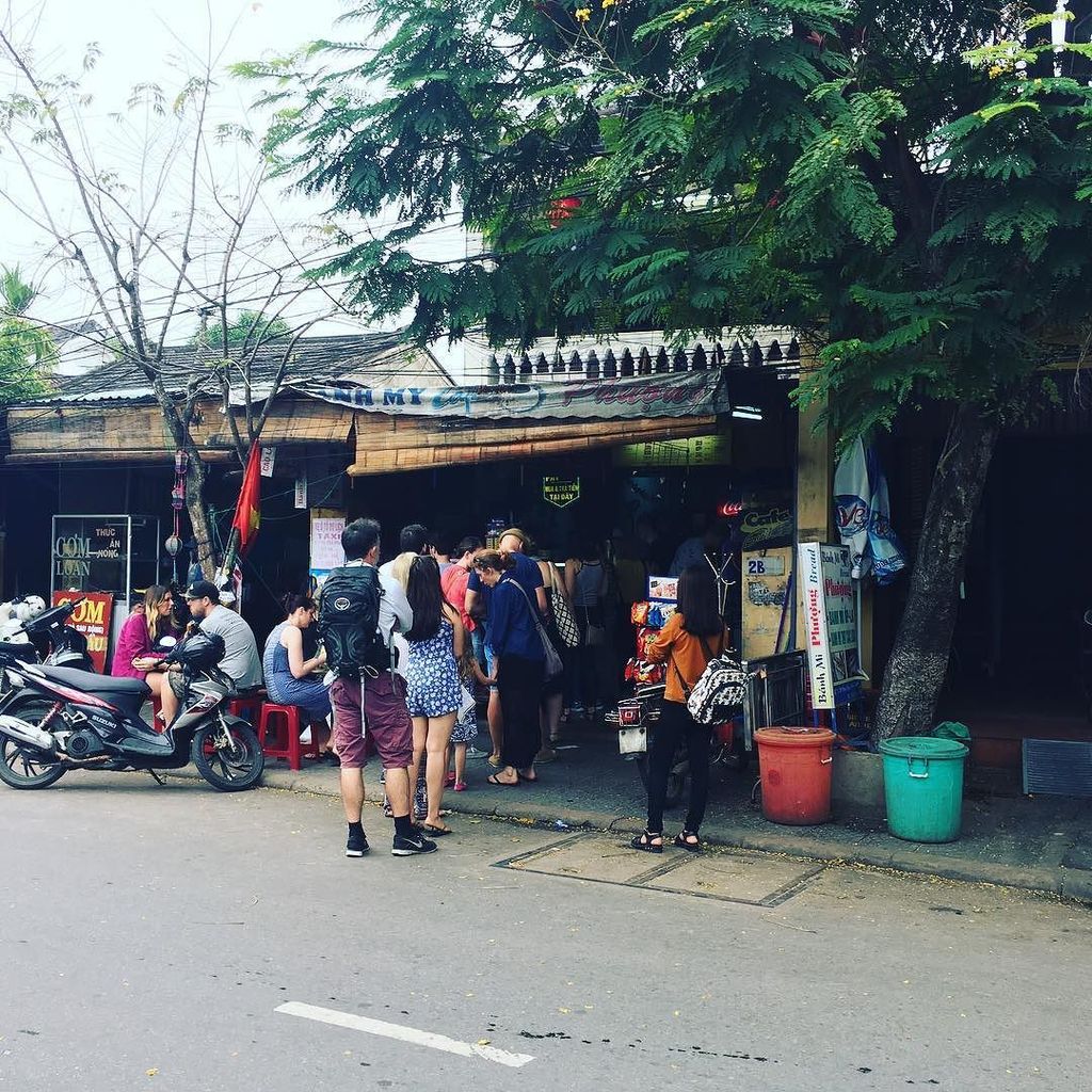 nutzee36's tweet image. Of course we had to do the Singaporean thing and #jointhequeue 
#banhmi #hoian #vietnam #s… ift.tt/1mWxK11