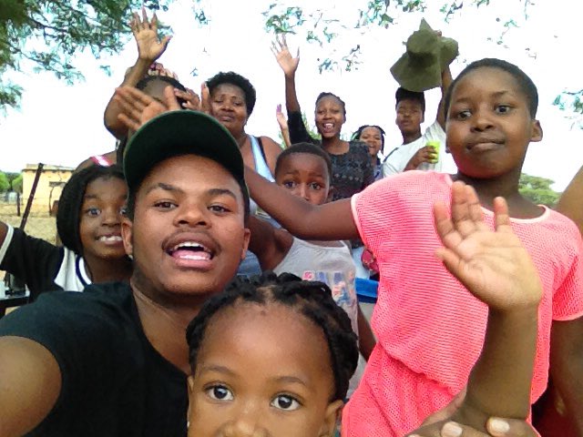 fizzmabs's tweet photo. Lol my family are such savages though, they wanted the repeat of the selfie I did on stage at #ComeDuze2016 https://t.co/PlfXEDBwmD