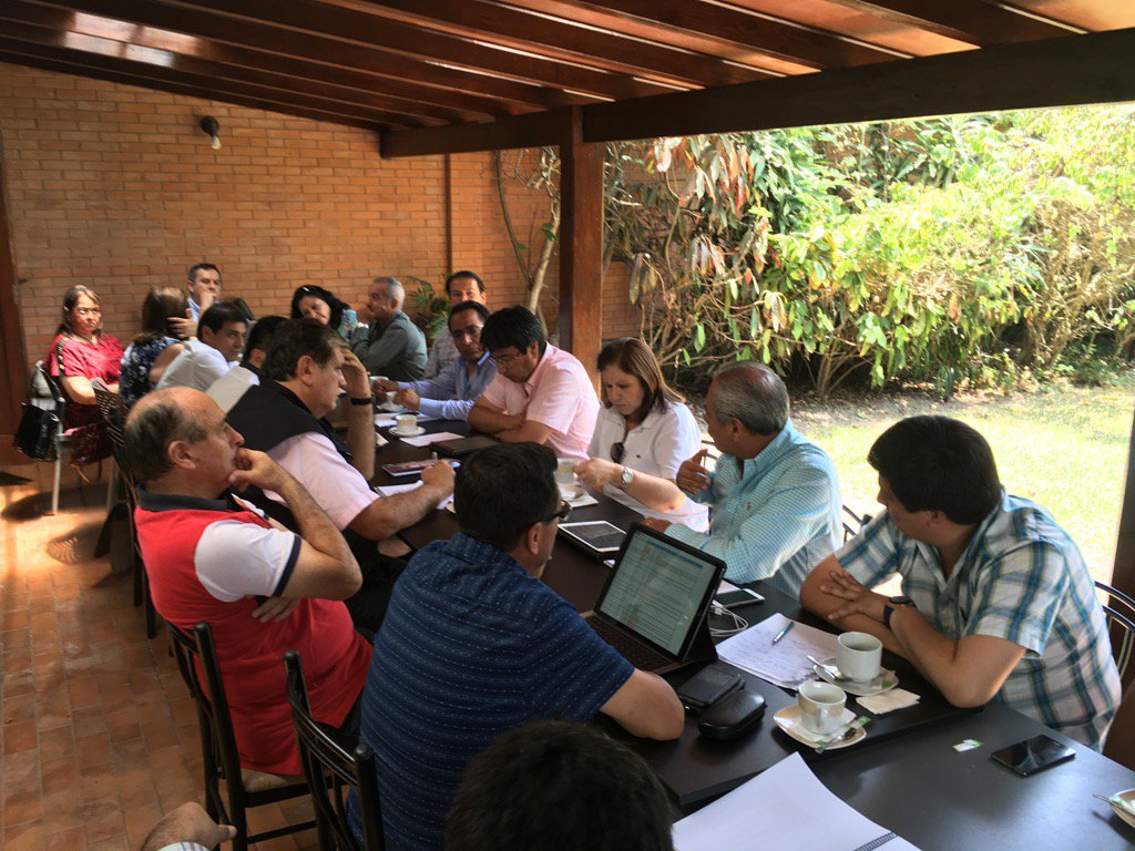 Reunión de análisis y organización electoral de la Alianza Popular en la casa de campaña.