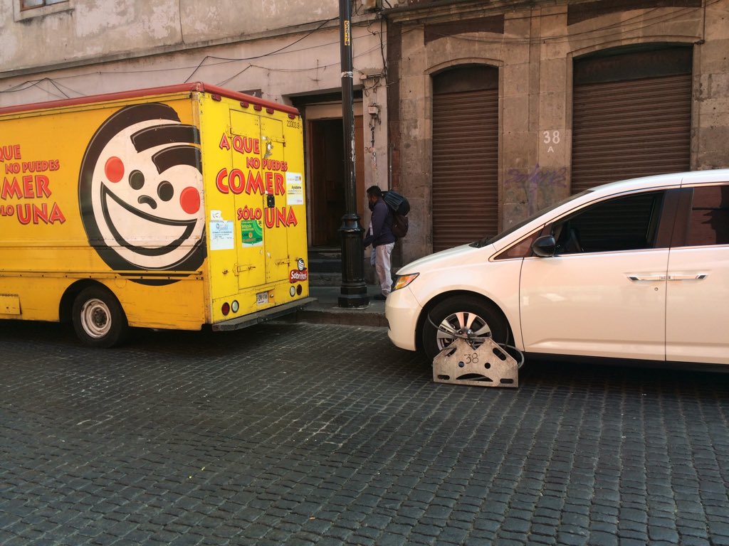 maelisai's tweet photo. camión de @Papas_Sabritas lleva 20 minutos parado yo me paro 2 minutos y no me bajo y me ponen la araña @policiadf https://t.co/1mnrvXqYij