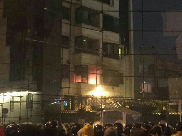 trbrtc's tweet photo. #Iran | Saudi Arabia's consulate in Mashhad is allegedly set on fire following execution of Shia cleric al-Nimr. https://t.co/oTsQlZookd