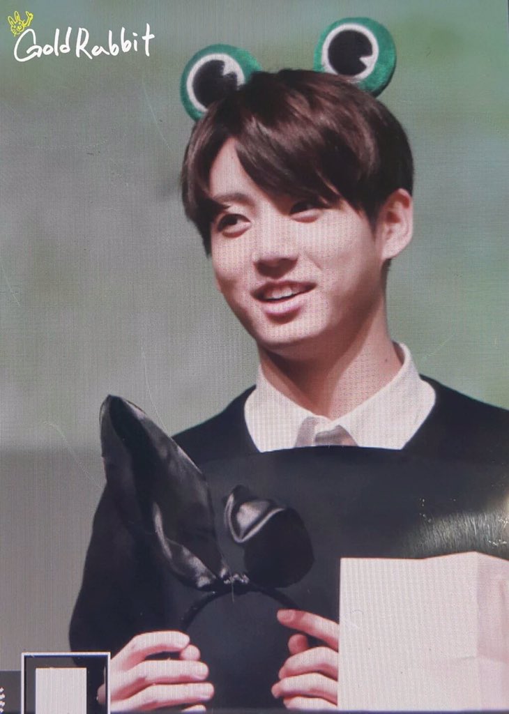 hdyouk's tweet photo. BUT EVERYTHING WAS WORTH IT COS BANGTAN WORE THE STUPID STUFFS WE BOUGHT FOR THEM 😂 https://t.co/tanJNvD3xP