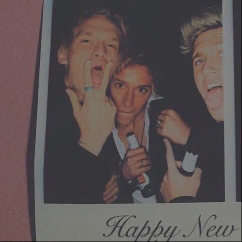 1DStansNews's tweet photo. NEW l Niall and Cody Simpson on Louis' NYE party!
- sarah https://t.co/MwT8hlnouX