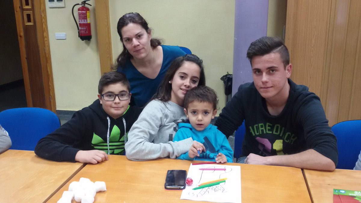 Losvalientesped's tweet photo. Ya hemos terminado el Taller d Navidad. Los + pequeños han disfrutado d una tarde llena d diversión @MJGomarizLozano https://t.co/FINYbvJiPA