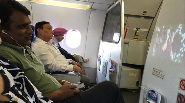 geekdotcom's tweet image. Airline passenger projects pirated film onto wall next to actress who stars in it geek.com/news/airline-p…