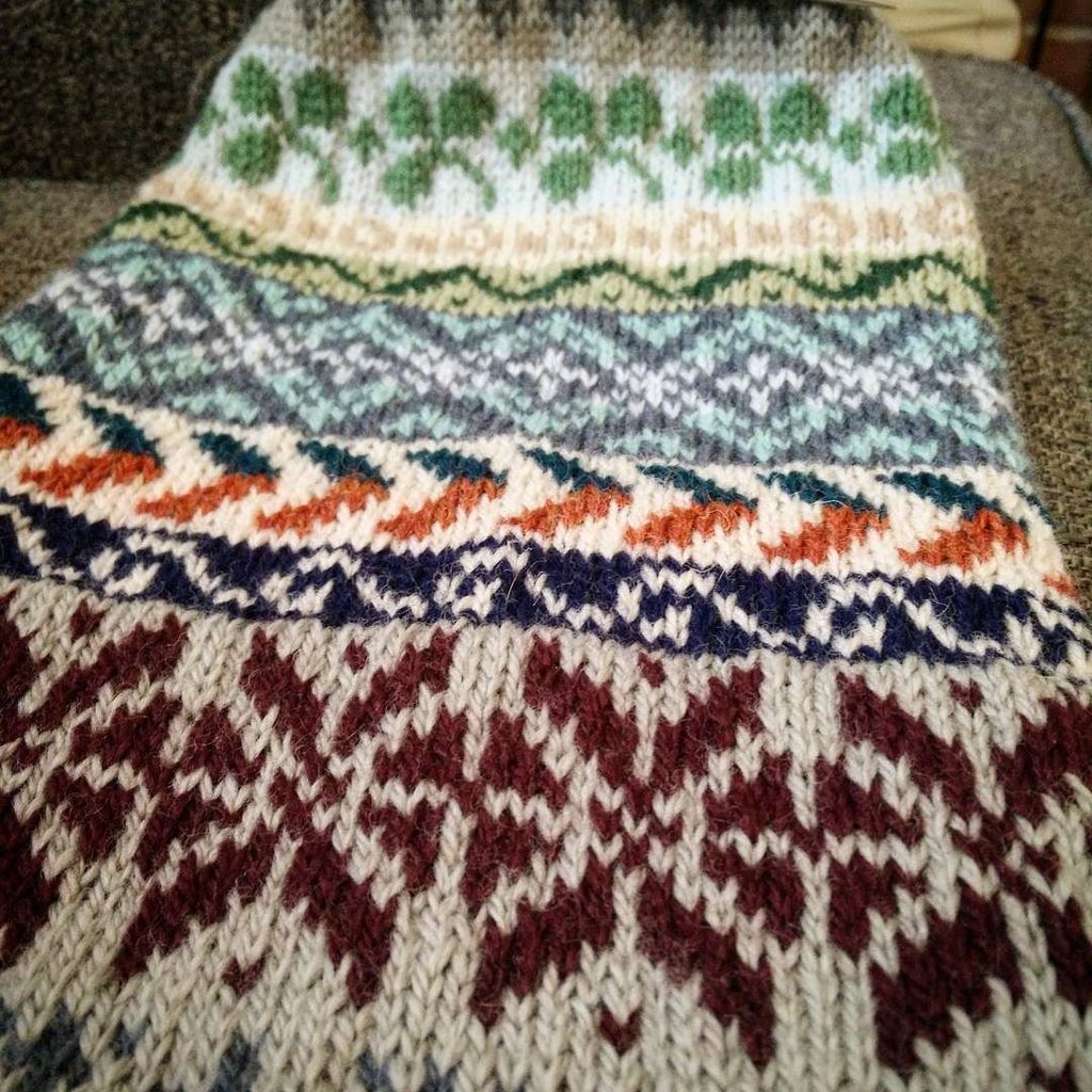 craftykimiknits's tweet photo. Close-up, #knitintheround with #knitpicks palette yarn, random color and #fairisle motifs, fun infinity scarf! https://t.co/EnGwrZ5Aku