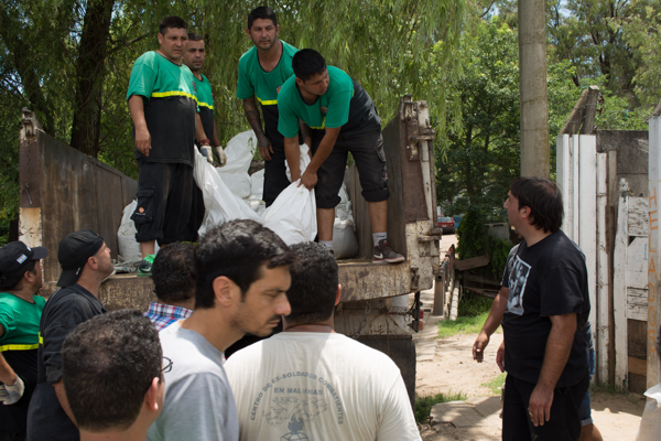 SerParteVLT's tweet photo. #Hoy Jornada de colaboración en B° Mangrullo para defender las viviendas vulnerables ante una crecida del Paraná. https://t.co/JoDP2aRRr2