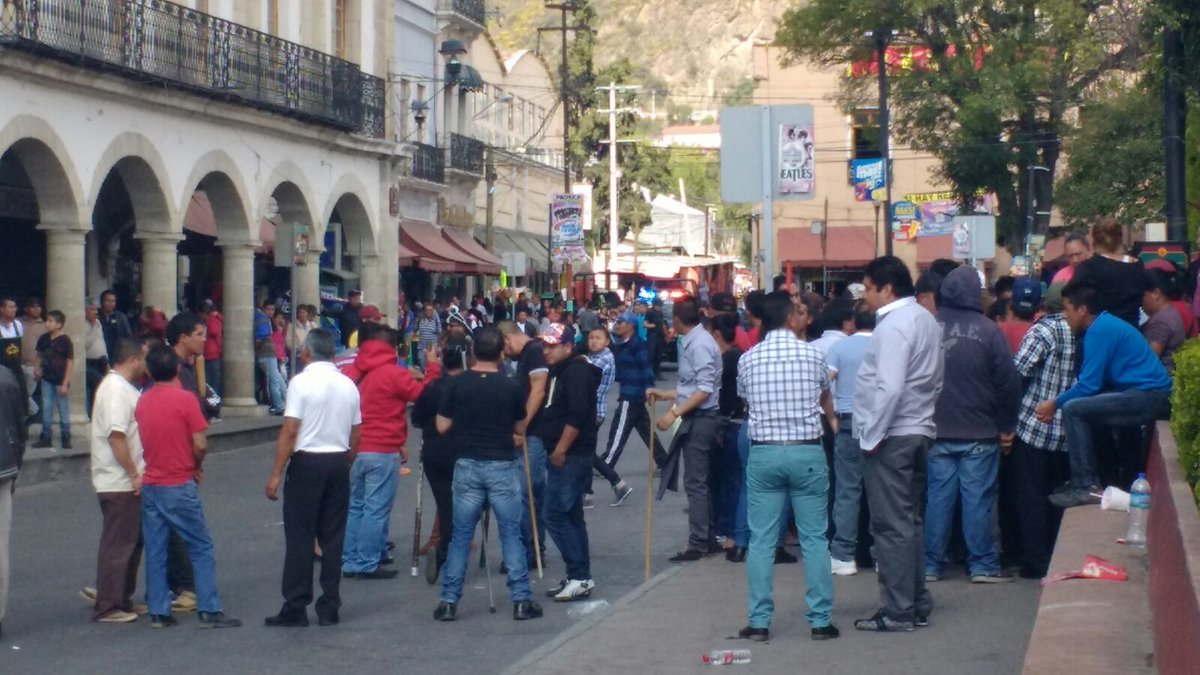 Comerciantes frustran desalojo en Pachuca - CXvUdrlUsAAaxpr