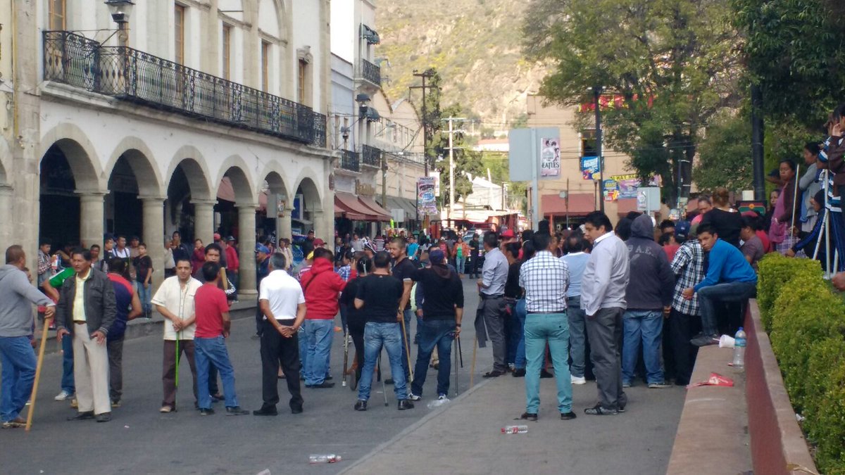 Comerciantes frustran desalojo en Pachuca - CXvUe_5UEAA5Ip4