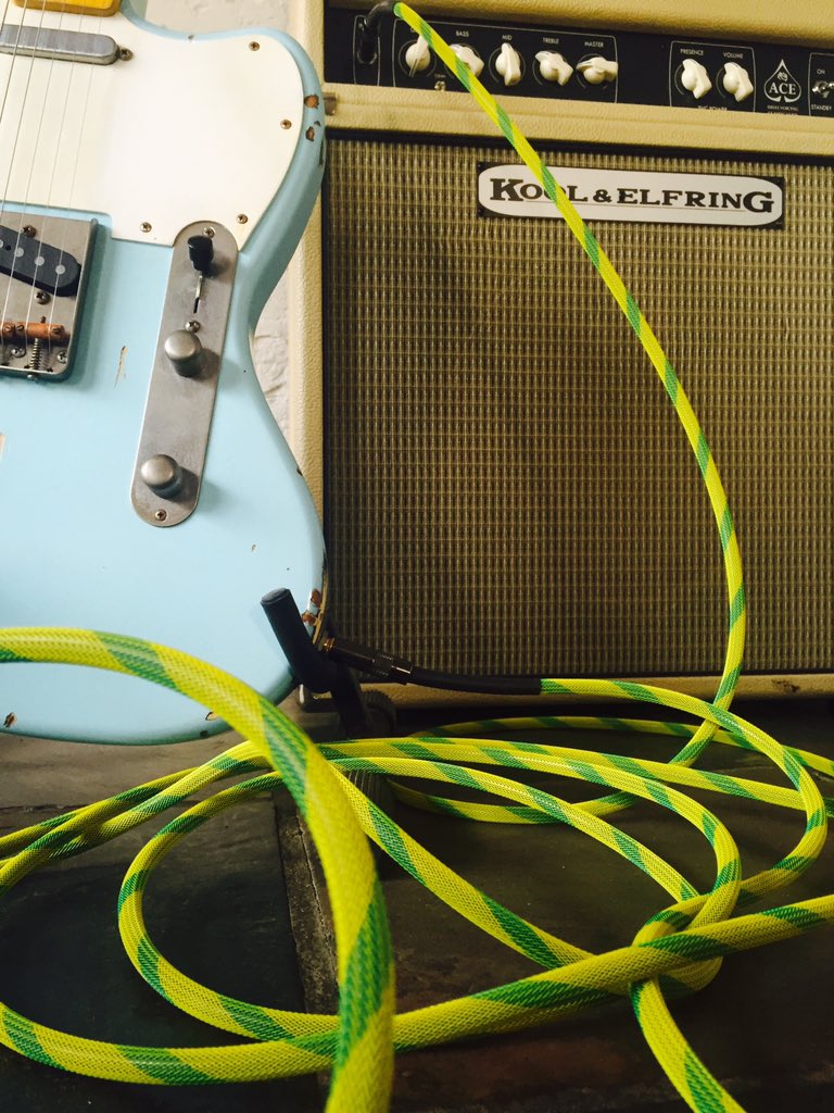 Bo_guitar's tweet photo. Ook rockend voor Den Haag, met een Haagse kabel. Net als Barney😎#rtl7darts #wkdarts https://t.co/eQgpt2Cr2l