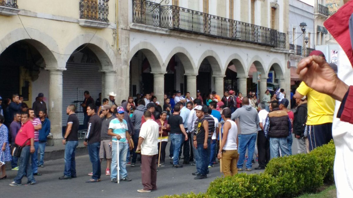 Comerciantes frustran desalojo en Pachuca - CXvYABzUoAUuIv9