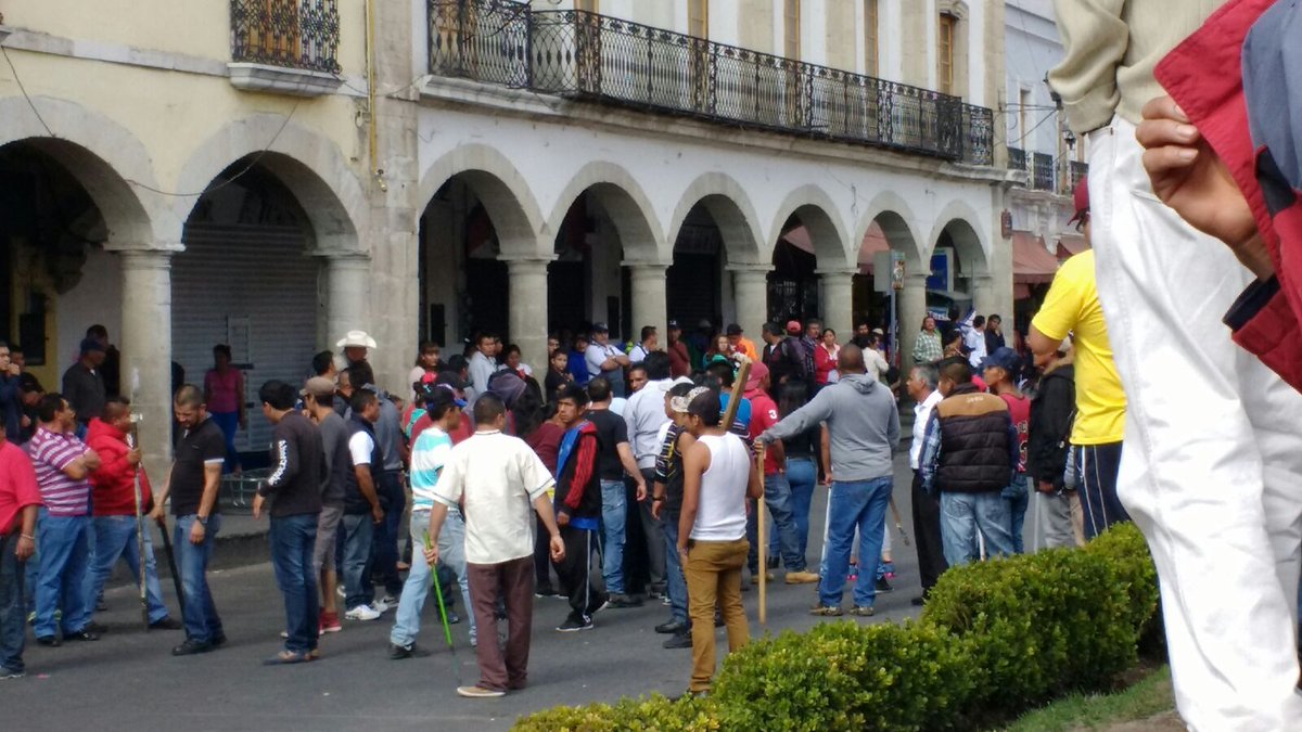 Comerciantes frustran desalojo en Pachuca - CXvYBonUEAE2pv7