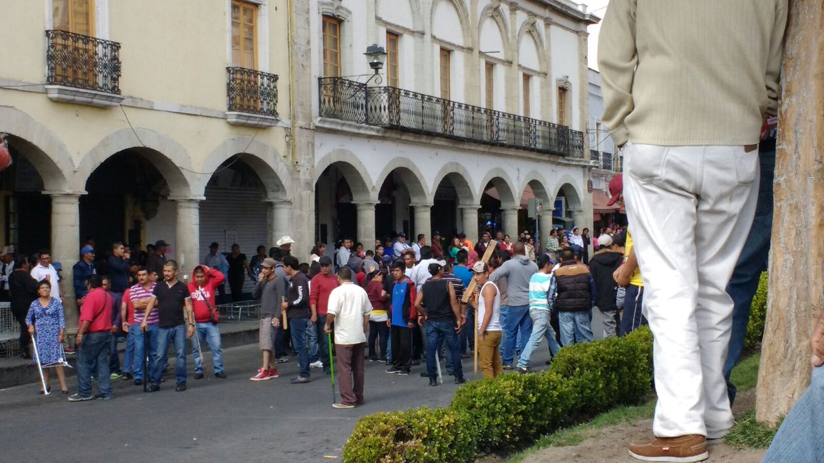 Comerciantes frustran desalojo en Pachuca - CXvYE-pUkAAKA-d