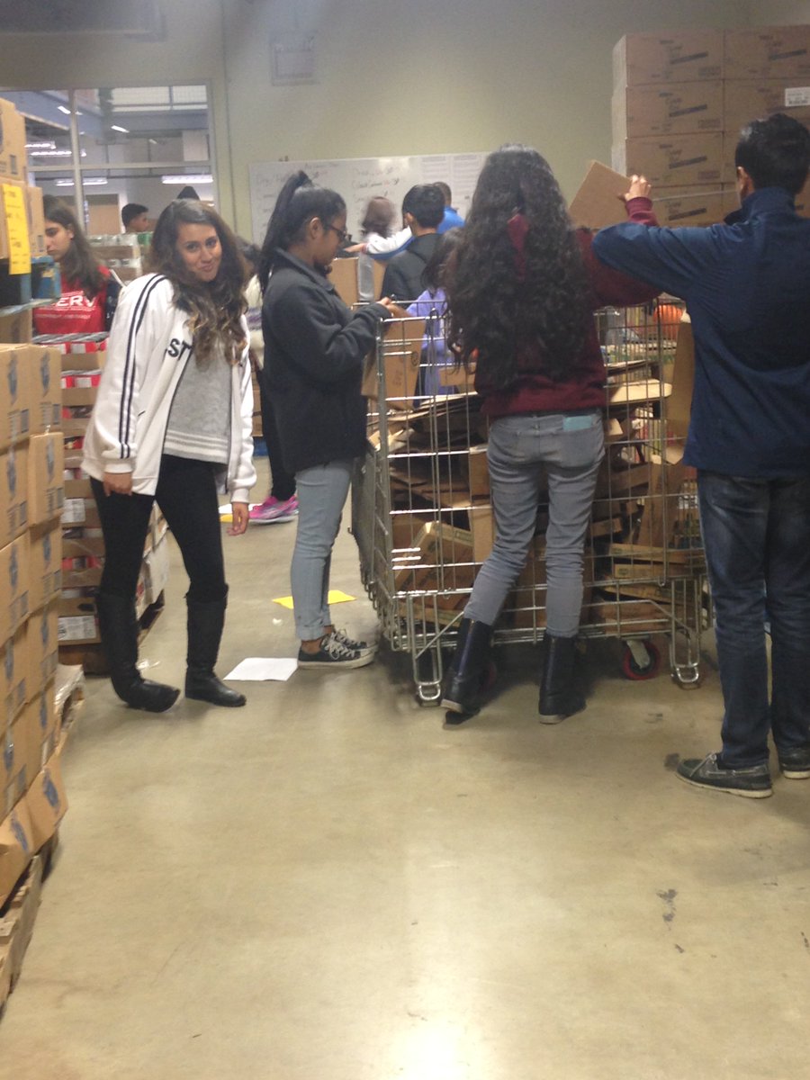 iCERVSA's tweet photo. So proud of these members for helping out at the San Antonio Food Bank! #fightinghunger #feedinghope https://t.co/MraGBHyeqI
