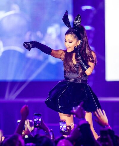 AGLatest's tweet photo. -HQ PHOTOS- Ariana performing on New Year's Eve https://t.co/Gr5PMAdtZB