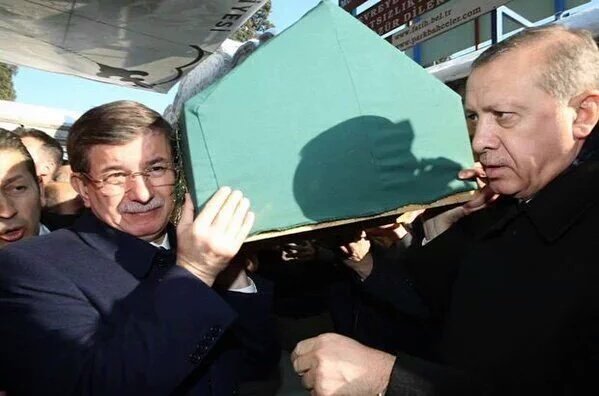 BerrinParspur's tweet photo. ŞEHİT CENAZESİNE KATILIP OMUZLAMAK VARKEN; VİAGRA ŞÜPHELİSİNİ OMUZLAMAK HER KULA NASİP OLMAZ!!! #2016da DevrimVar https://t.co/2eiVP2wxMl