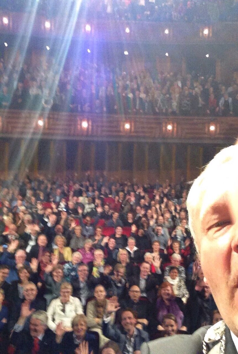 Bomvol theater De Spiegel heet met selfie door burg. Meijer iedereen welkom in 'koninklijk'  2016 #KoningsdagZwolle