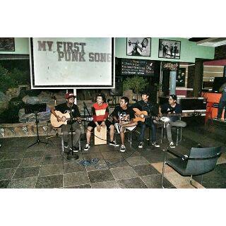 eland_dika's tweet photo. @weareidiotpunk ON GARAPUS CAFE " KUMPUL TAPI GAK KEBO " https://t.co/5vrJqVy4u5