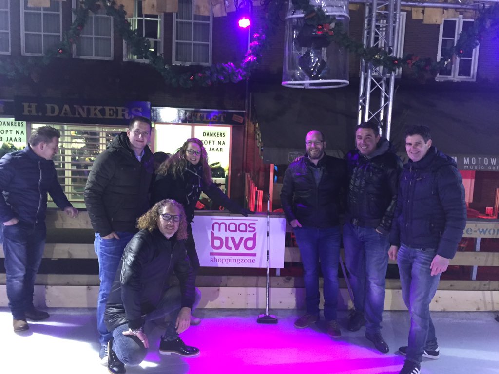 Ons team tijdens de curling wedstrijden van <a href="/Venloonice/">Venlo On Ice</a> bij het bord van onze hoofdsponsor <a href="/venlomaasblvd/">Maasblvd</a>!