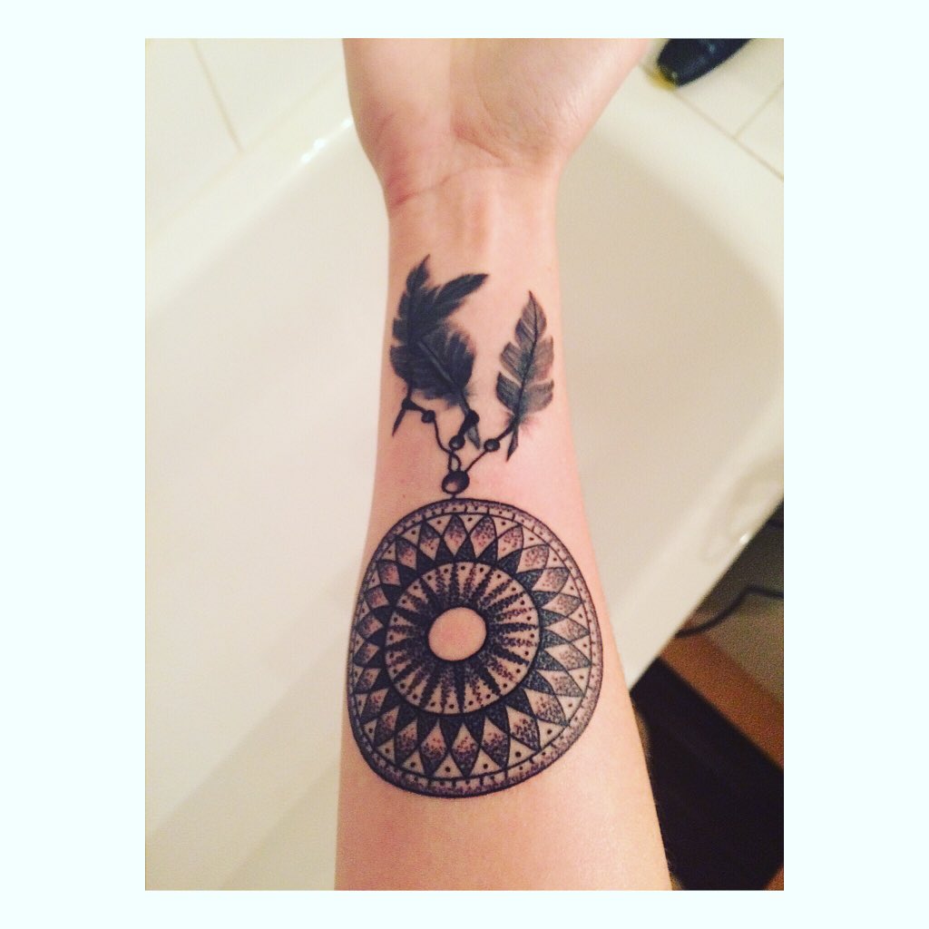 OceaneZ's tweet photo. My new tattoo ✌🏼️#tattoo #beautiful https://t.co/NjLiOYTHy6