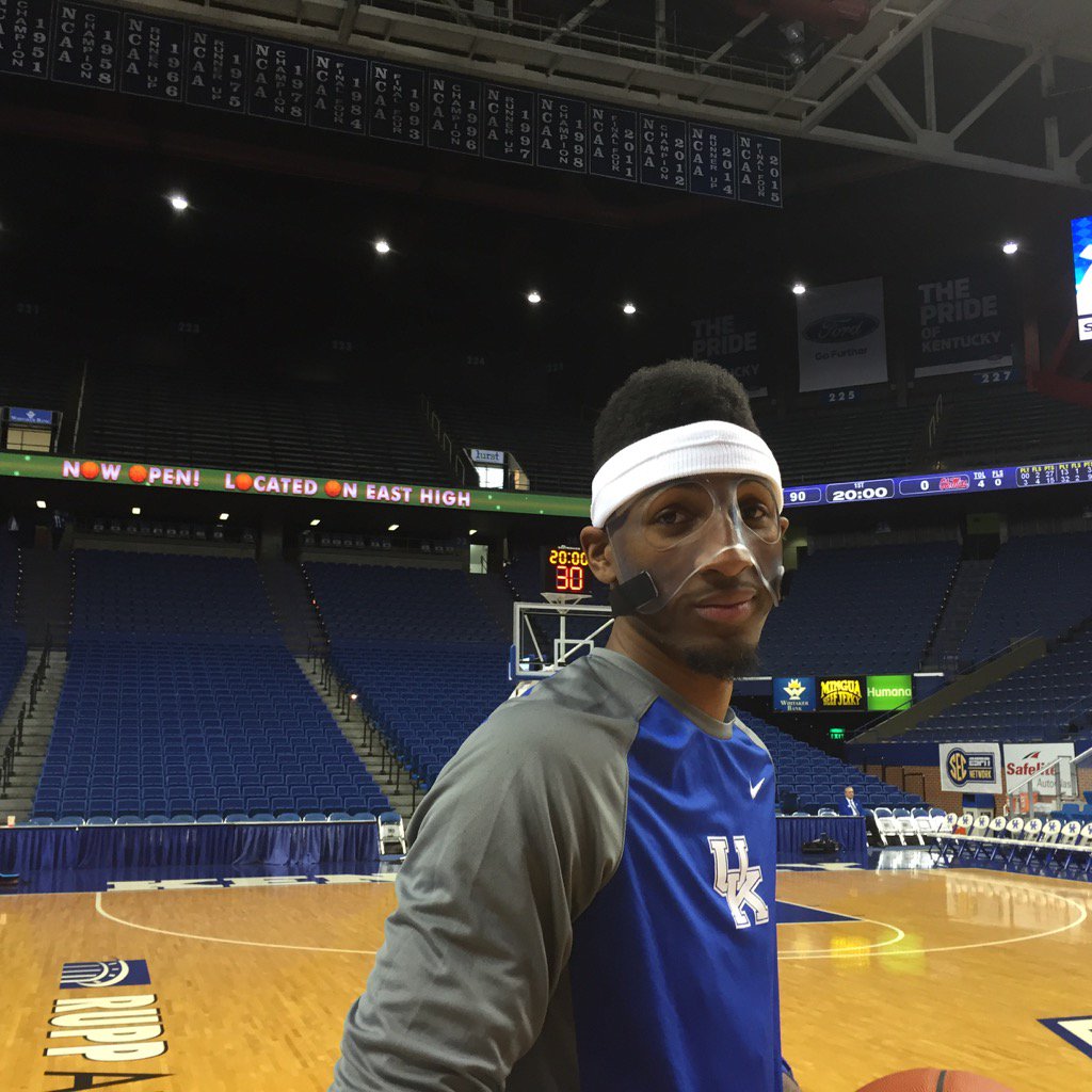 Marcus Lee wearing a mask during warmups Kentucky Sports Radio