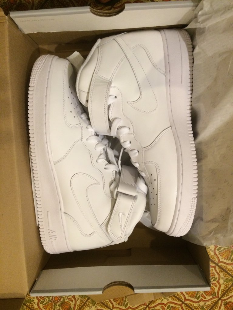 iCaty20's tweet photo. @footlocker My New Kicks 👟🔥 https://t.co/2xvMBxWmtZ