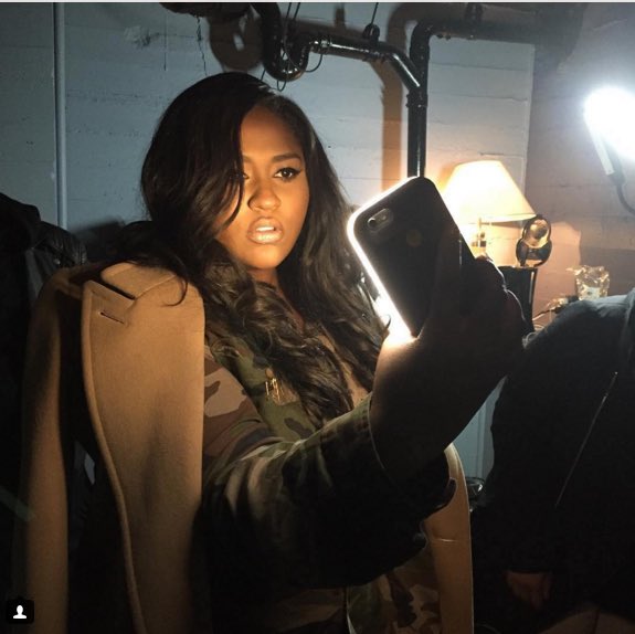 heauxgoals's tweet photo. phone case with a built in selfie light https://t.co/z7QCfK0w21