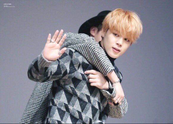 sy__oO's tweet photo. ハタチに抱きつく23歳なに？？😂かわいすぎるだろうよ😂😂じみんちゃんイケメンすぎるしなんなん😂😂😂😂 https://t.co/vwym8embih