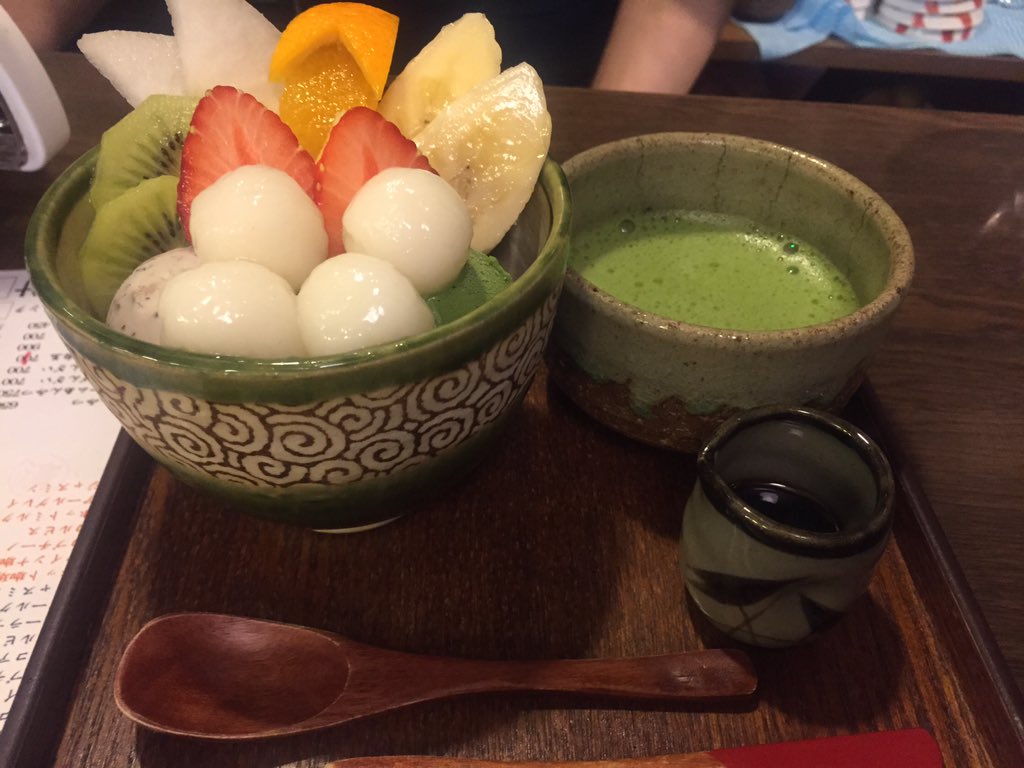 浅草 花月堂 花月堂のおすすめ甘味メニュー 白玉クリームあんみつ あずき 寒天 黒蜜 全て自家製の手作りです 旬のフルーツも沢山入っていています 浅草 浅草グルメ 浅草観光 メロンパン 花月堂 あんみつ 和風カフェ T Co