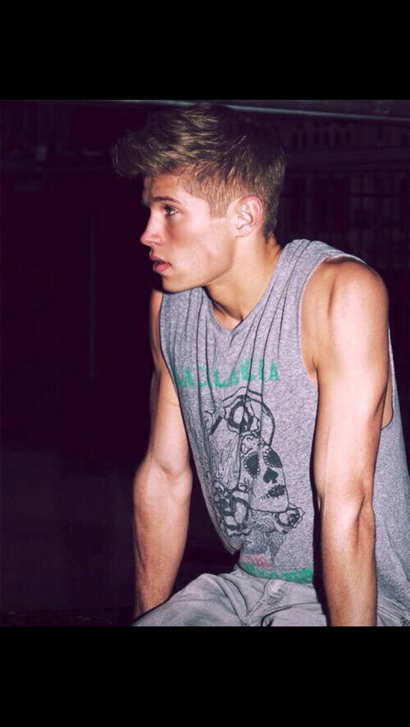 ManCanddyDaily's tweet photo. When you touch his jawline https://t.co/PRTRe934nG