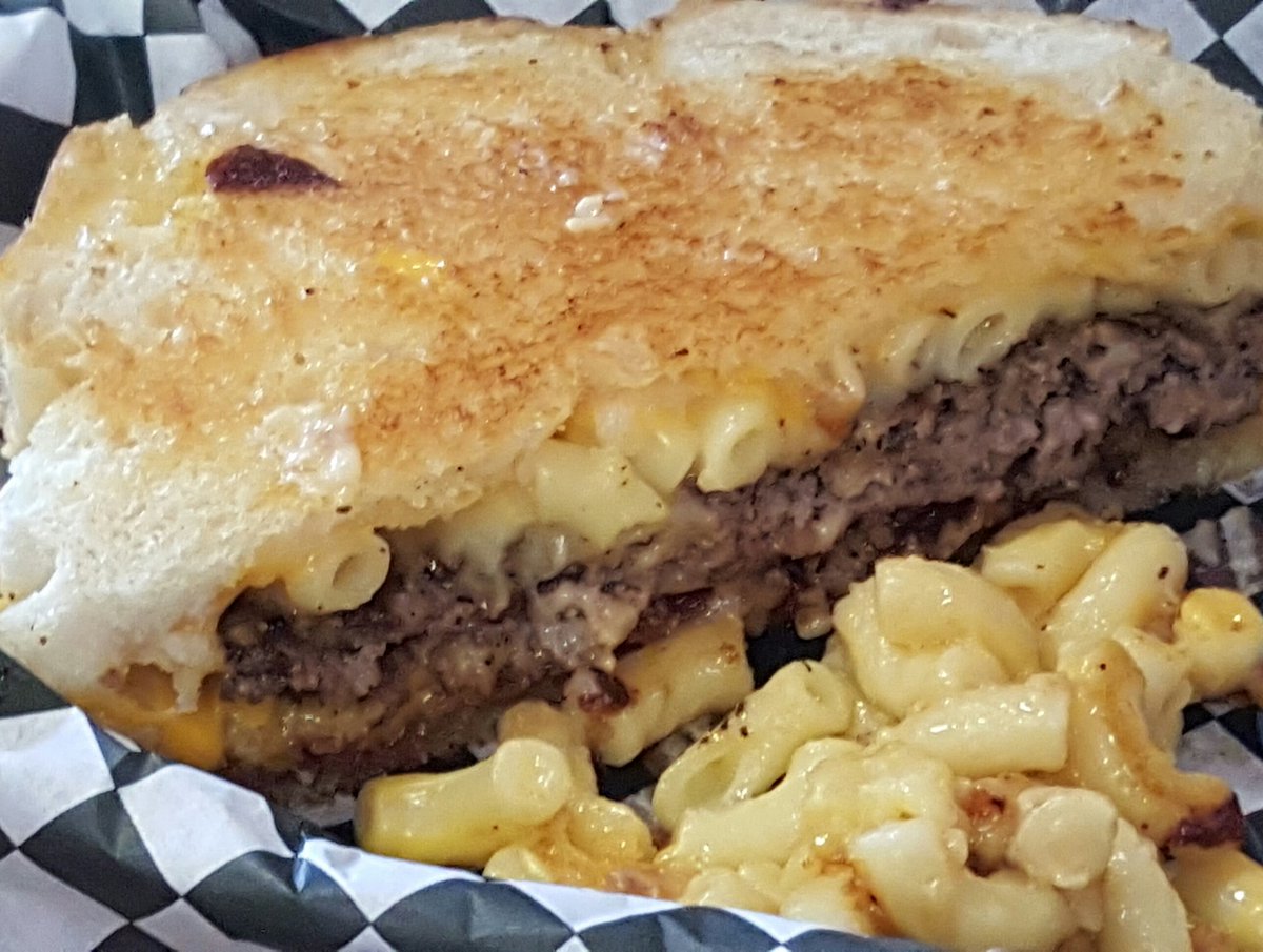 AllysonOken's tweet photo. #Dan'sGrubShack @Atascadero_News #reporterslife Terran love the mac burger! #noconews https://t.co/7uGGuGBqCz