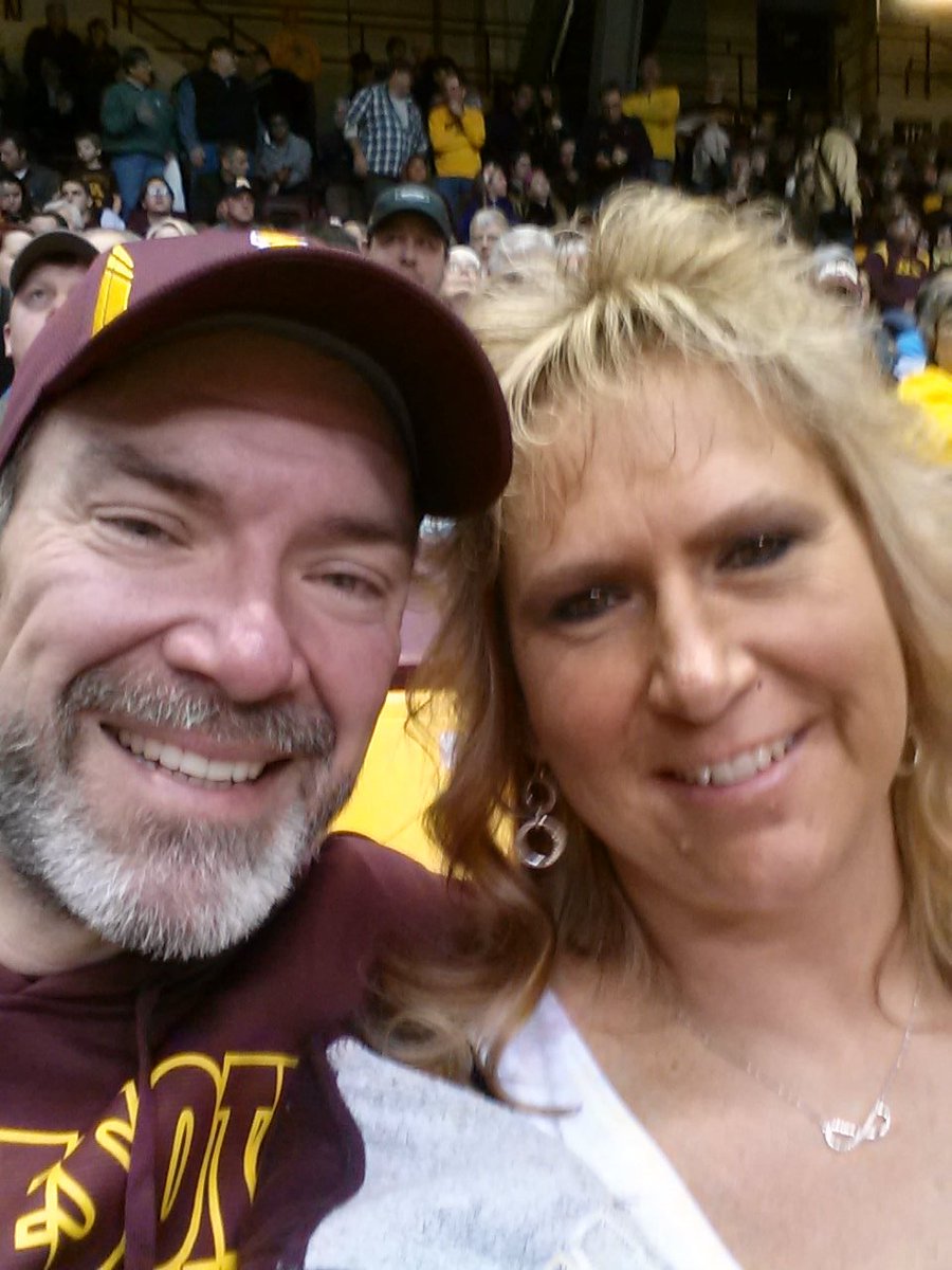 nettiebugs's tweet photo. #PrideOnIce #GoGophers https://t.co/pn9pI61MVE