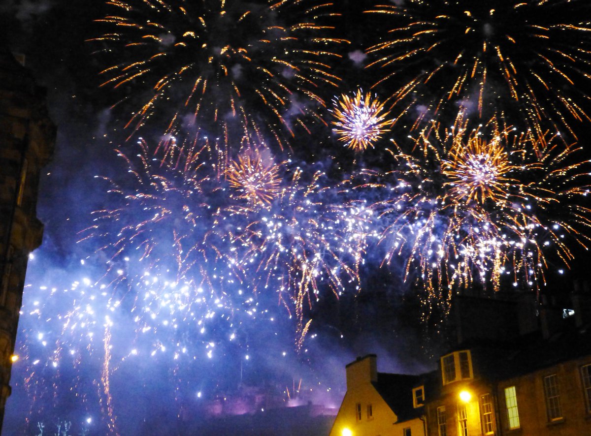 DeejayDawn's tweet photo. NYE 2015 went off, Edinburgh style! 🎉 🎆 🎉 🎆 🎧 @edhogmanay @CCfunkandsoul #hogmany #blogmany https://t.co/YzJYKiyGJj