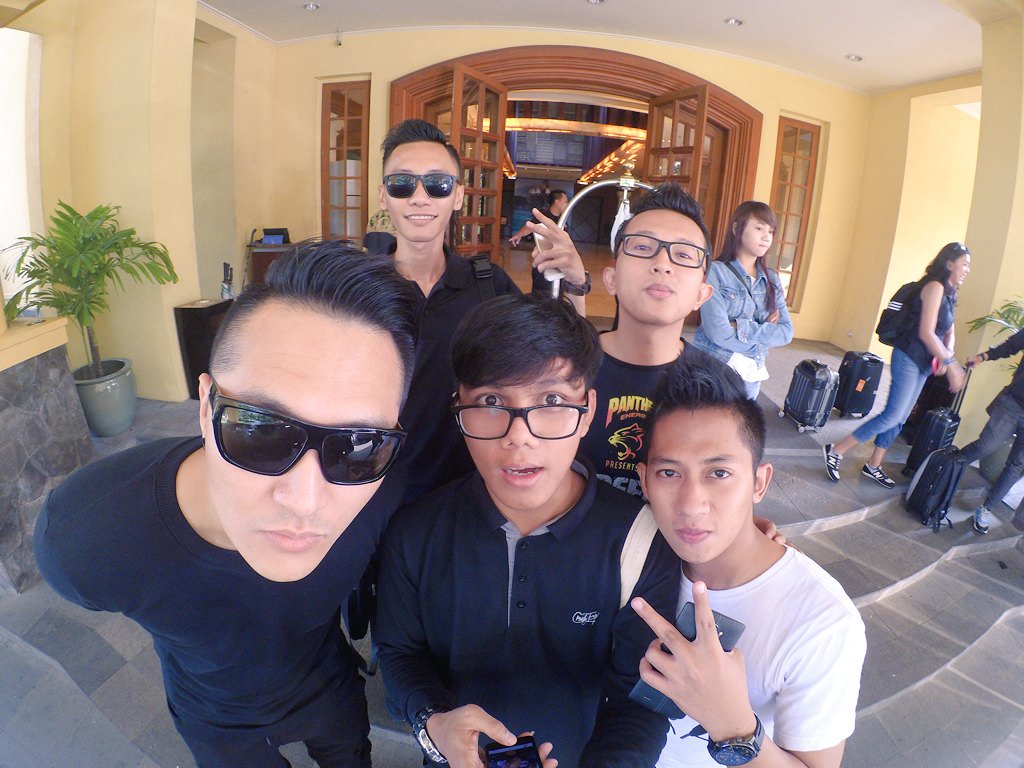 DMiracle_SBY's tweet photo. Pak @_DemianAditya_ dan crew off to taman safari prigen nih.. https://t.co/4nR2qWX2ss