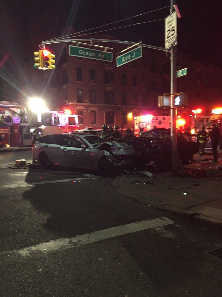 HatzalahEMS's tweet photo. Flatbush: Ocean ave &amp; Ave J. MVA with people pinned inside. https://t.co/iFMkrRheiO