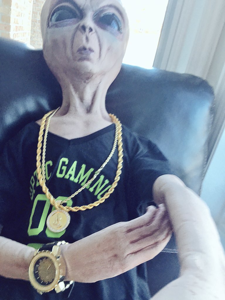 OpTicAlIen's tweet image. I stay shinin