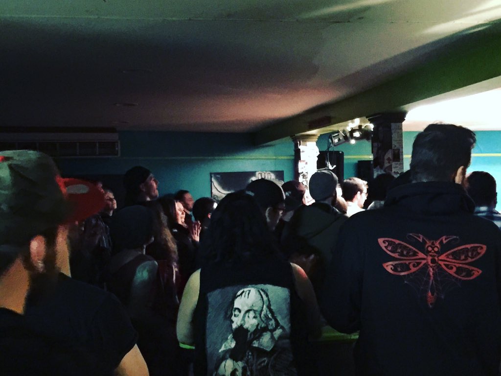 RedOwlsBand's tweet photo. #soldoutshow #punkrock #newyork #goodtimes @paperplastick https://t.co/2tAfvKbZa9