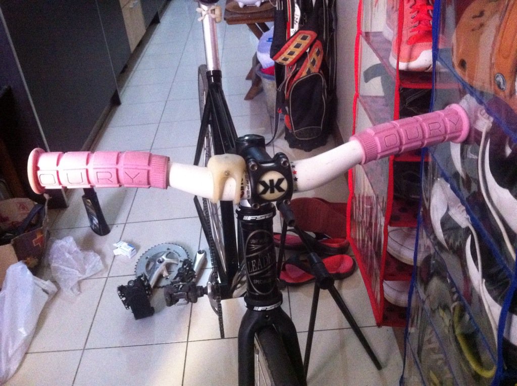 Wts cinelli pepper+oury grip 300k aja buat minggu ini cp: line: andwtbimaa wa: 082110282196 #fnfjb #fpjb #rpjb thx!