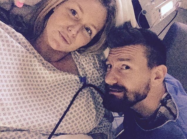 GossipRoomOff's tweet photo. .@AurelieVanD et son chéri en direct de l'hôpital pour l'arrivée de leur premier enfant, leur petit garçon 🍼💙🚹👶🏼 https://t.co/MnVNgHwFw5