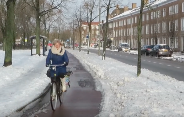 Reasons to be jealous of #Netherlands cyclistsinternational.com/?p=10703 #cycling #bicycles Plowed bike lanes <a href="/JenGoodSword/">Jenny B</a>