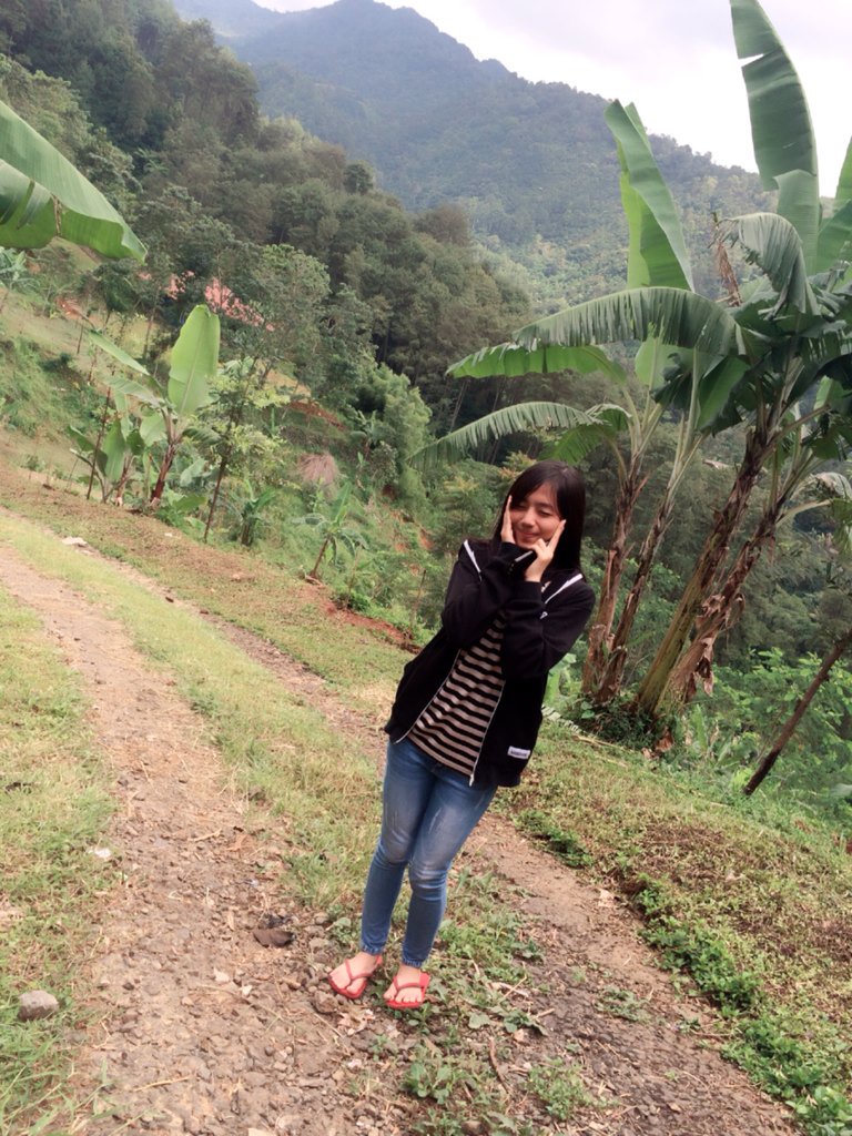 Naik naik ke puncak gunung
tinggi tinggi sekali~👧👧👧🌲
<a href="/delimaJKT48/">Delima Rizky</a> @Dena_JKT48
