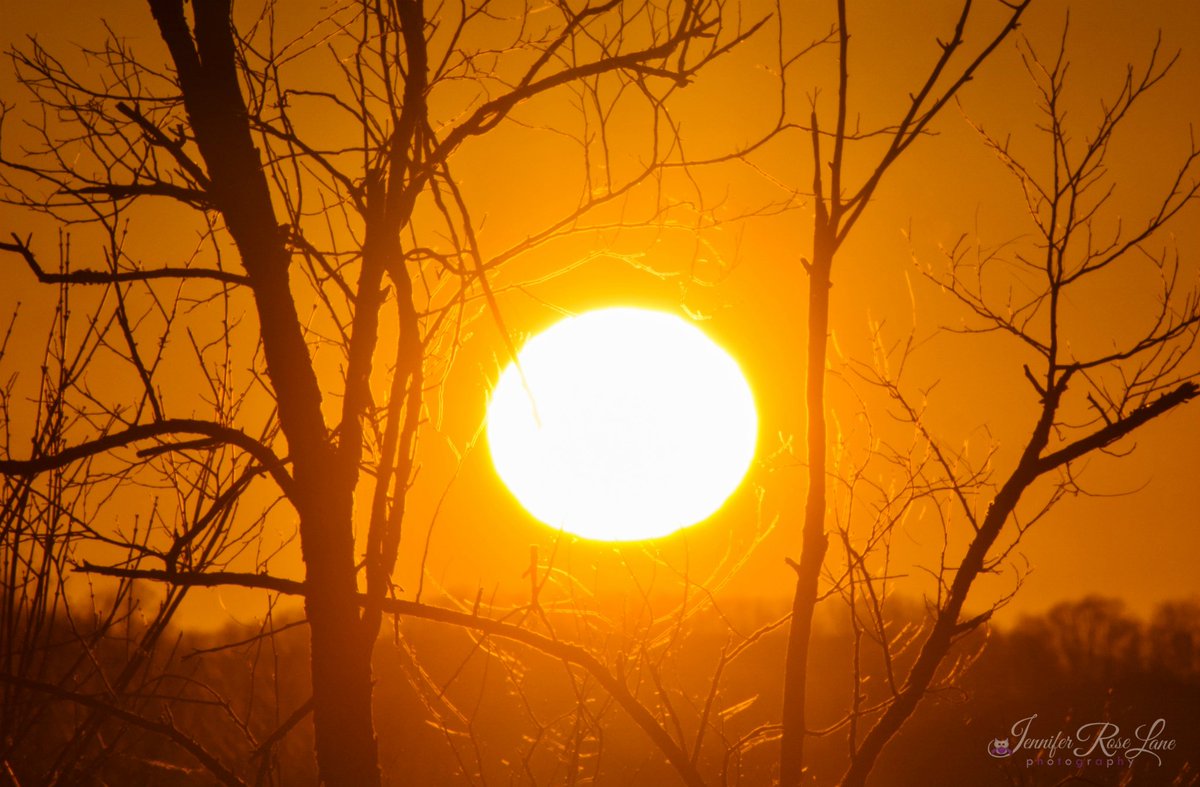 Jens_Starry_Sky's tweet photo. Hold onto whatever keeps you #warm ^_^ #Sunset #EveningSun #EveningSky #ColdButWarm #SunBall #Weather #TheSky #WV https://t.co/5ejYUkPg8R